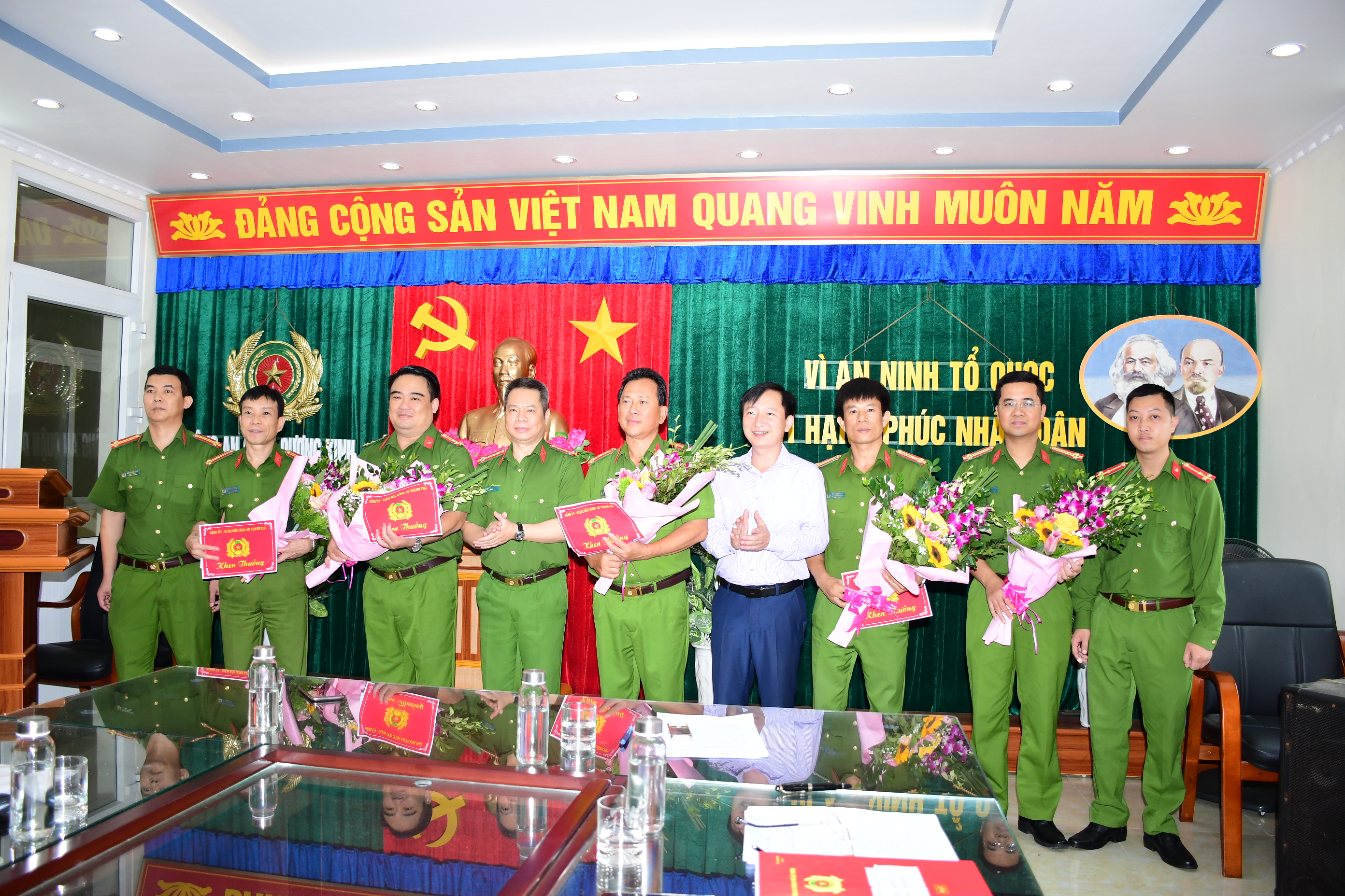 Khen thưởng các đơn vị lập thành tích xuất sắc phá vụ cắt dây điện chiếu sáng trong sân bay Cát Bi